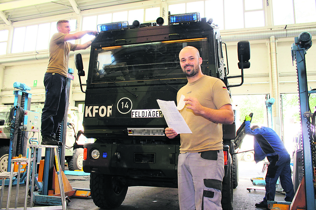 In der Instandsetzungshalle: Lars Iburg geht mit seinen Kollegen Lars Iburg (li.) und Kai Niedetzky die Checkliste für einen "Yak Duo" durch, der aus dem KFOR-Einsatz im Kosovo zurückgekommen ist