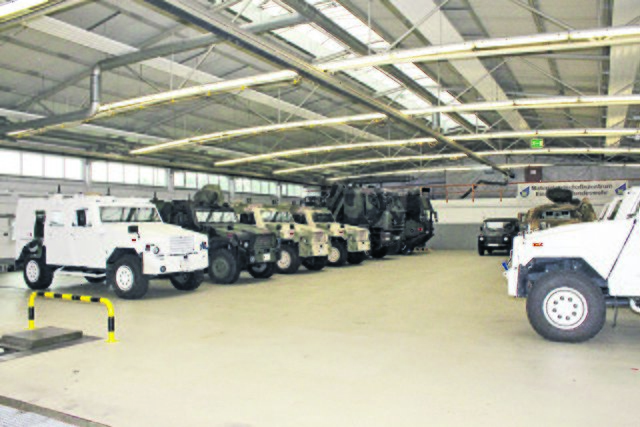 Der Fuhrpark in Hesedorf: Die Autos weisen die verschiedensten (Tarn-)Farben auf