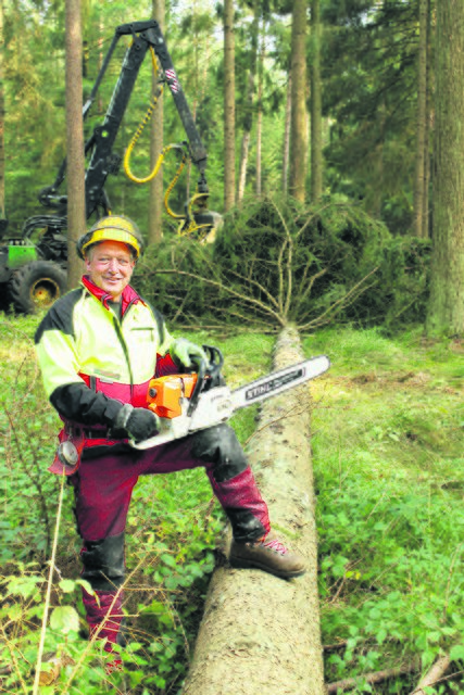 Für ihn gibt es keinen schöneren Job: Detlev Lippert liebt seinen Arbeitsplatz im Wald. Sein Wissen über den Wald gibt der Forstwirtschaftsmeister an die nächste Generation weiter: Er bildet seit mehr als 30 Jahren angehende Forstwirte aus