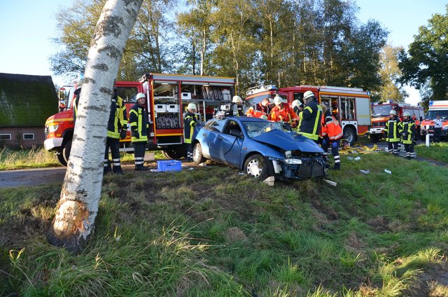 Der Mazda war gegen den Baum geprallt