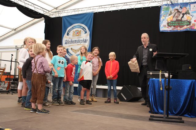 Die Kinder hatten Spaß mit dem Zauberer