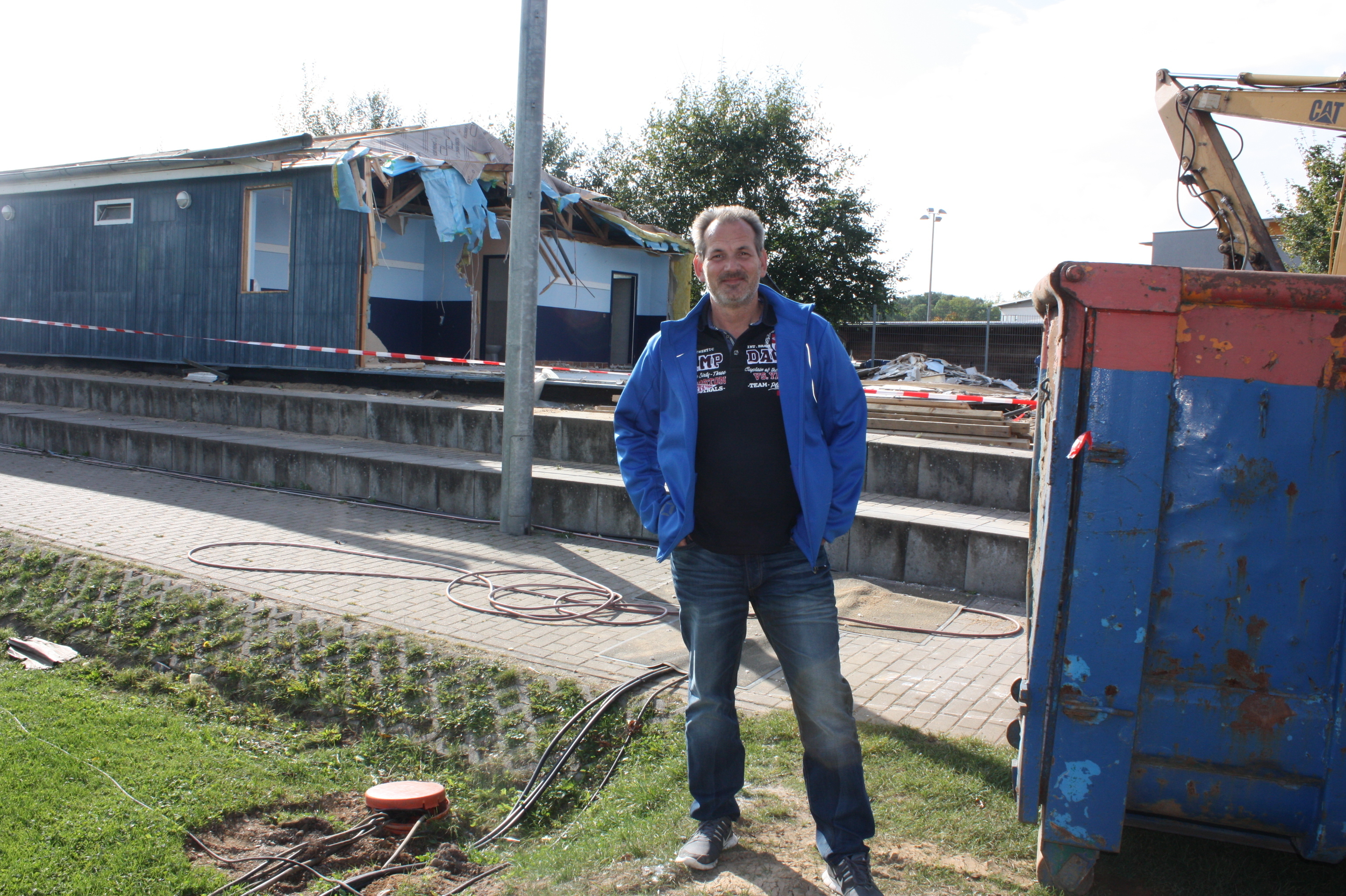 BFC-Vorsitzender Klaas Jensen vor dem alten Vereinsheim, das gerade abgerissen wird