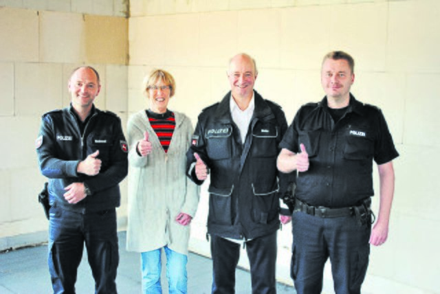Begeistert vom Rohbau (v. li.): Heiko Riebesell, Anette Patz, Michael Stolze und Carsten Korwes
