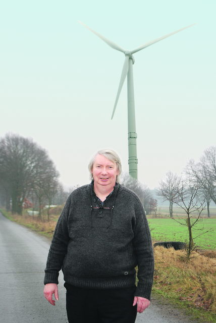 Heidenaus Bürgermeister Reinhard Riepshoff vor einer der vier bestehenden Windenergie-Anlagen