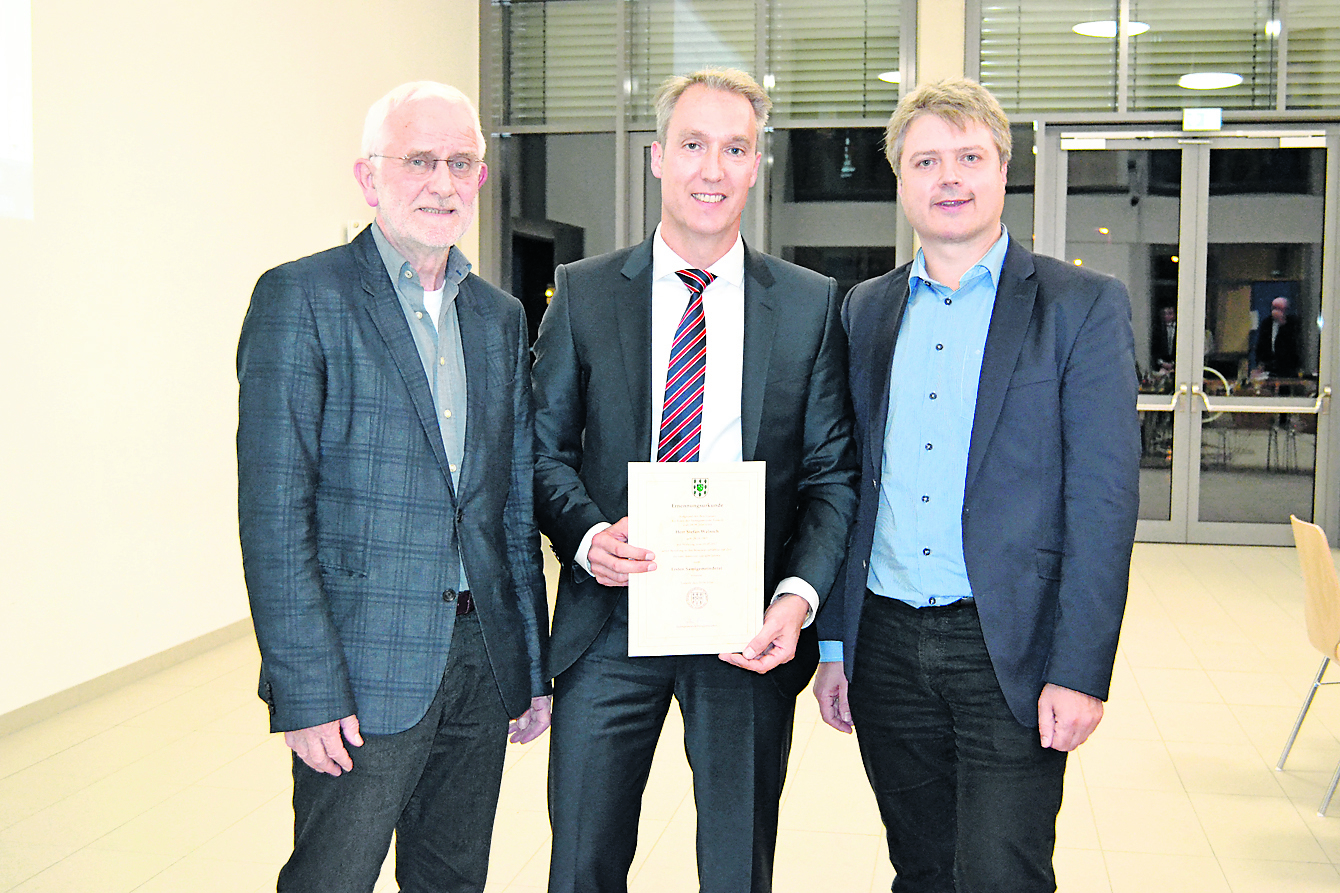 Samtgemeinderat Stefan Walnsch (Mi.) wurde wiedergewählt. Samtgemeinde-Bürgermeister Dr. Peter Dörsam (re.) und Sitzungsleiter Harald Stemmler gratulierten