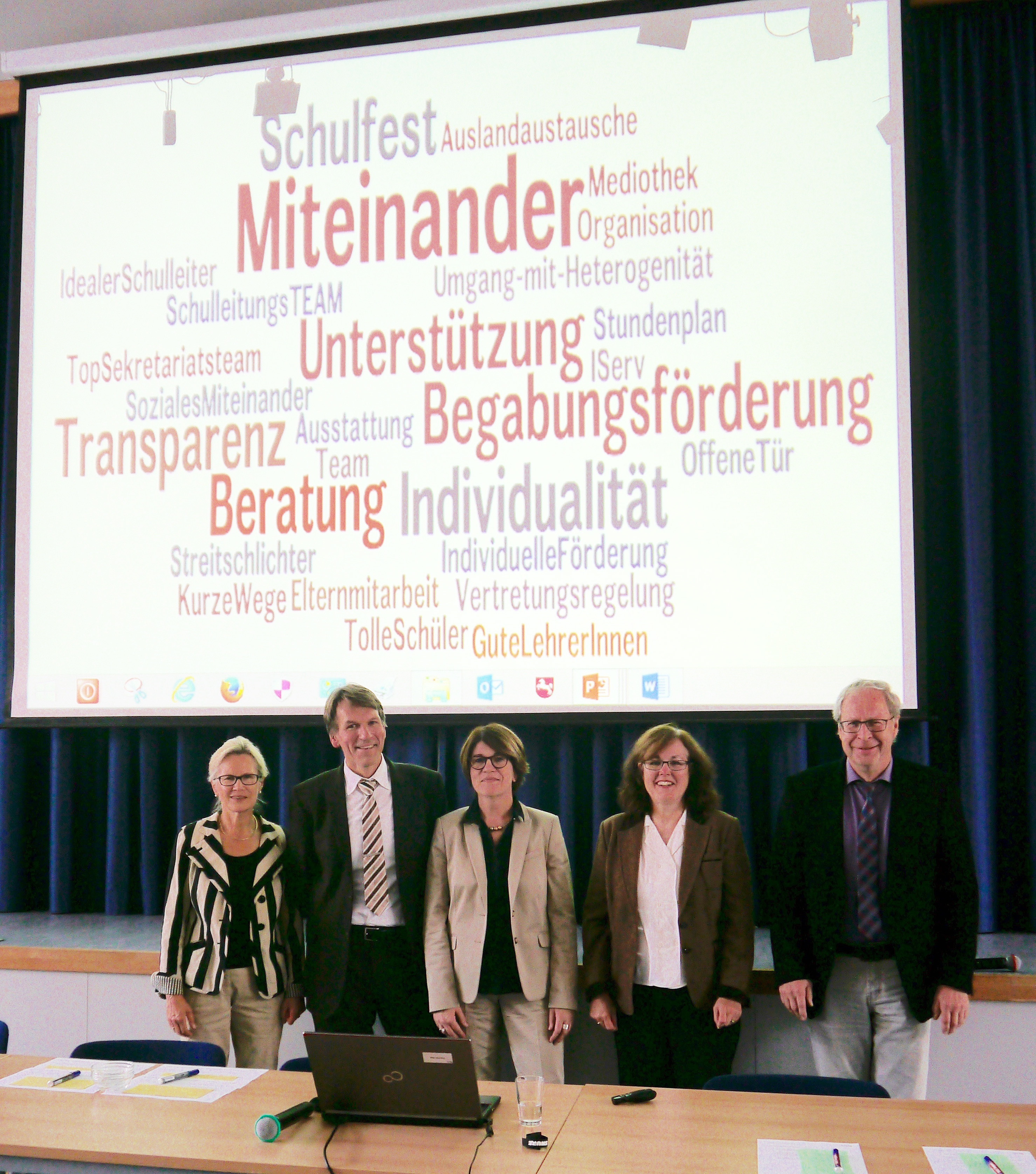 AEG-Schulleiter Hans-Ludwig Hennig (re.) mit den Schulinspektoren um Leiter Thomas Iser (2. v. li.)