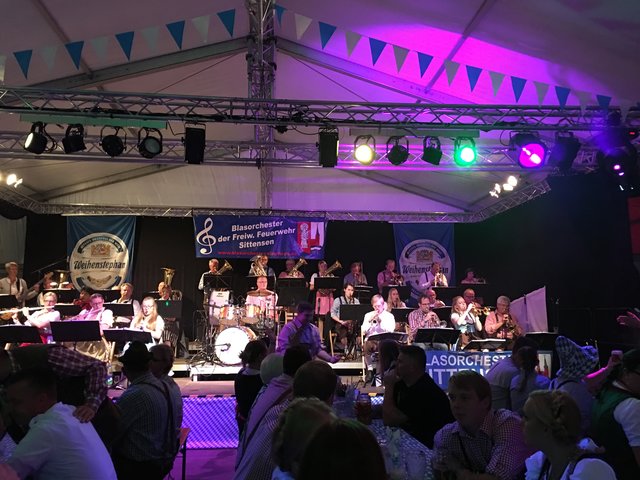 Das Blasorchester der Freiwilligen Feuerwehr Sittensen 
sorgte am Samstagabend im Festzelt für Stimmung | Foto: Brosda
