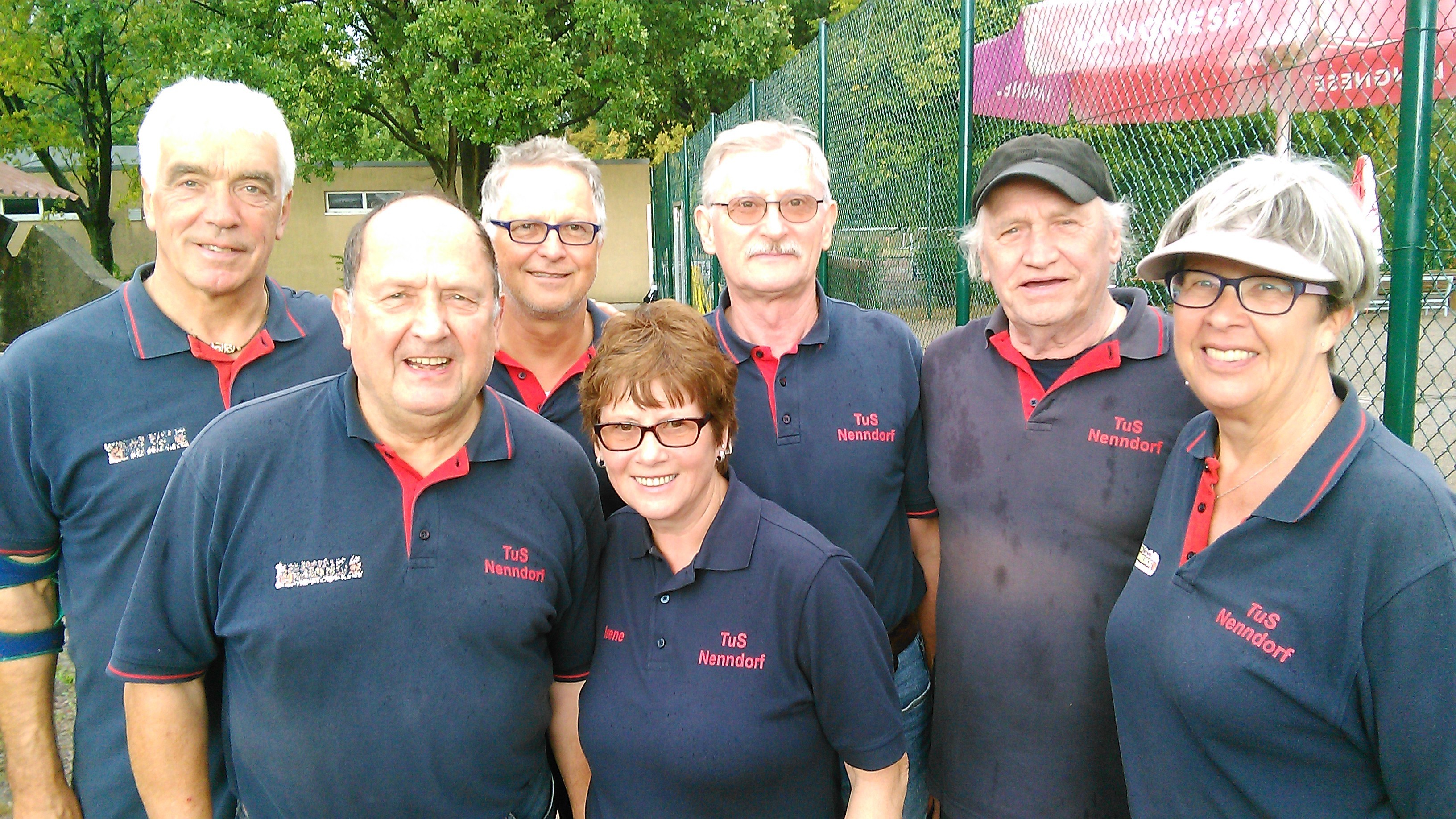 Die "Nennbouler" vom TuS Nenndorf spielen künftig in der Regionalliga: Hans-Hermann König (v.li.), Jürgen Meyer, Michael Wiegräfe, Irene Britzwein, Egon Hartmann, Egon Mair und Jutta Dunker