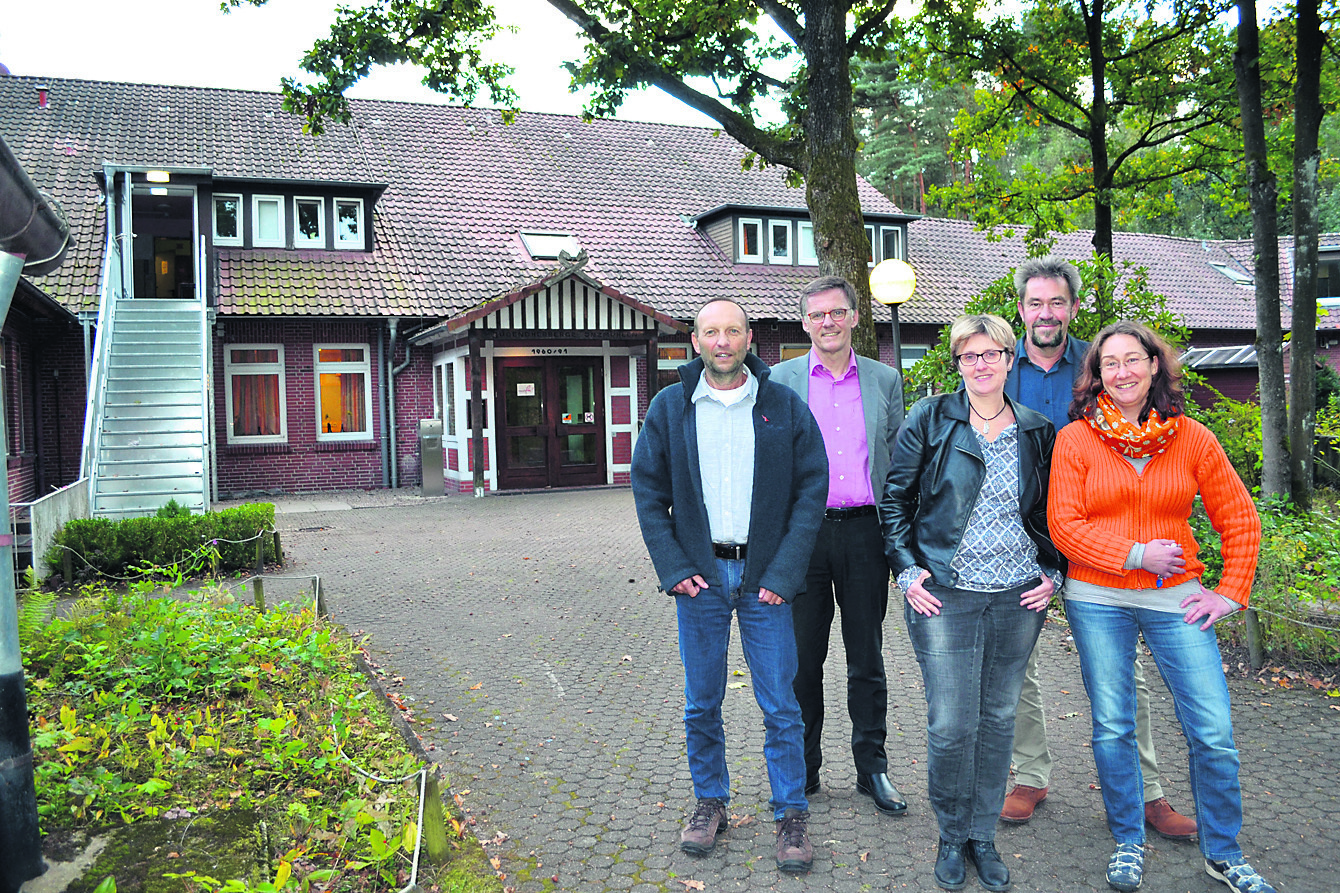 Sprachen mit dem WOCHENBLATT über die Flüchtlingsbetreuung in der Jugendherberge (v. li.): Uwe Hillebrecht, Johannes Freudewald, Diana von Elling, Thorsten Treybig und Regine Streckenbach