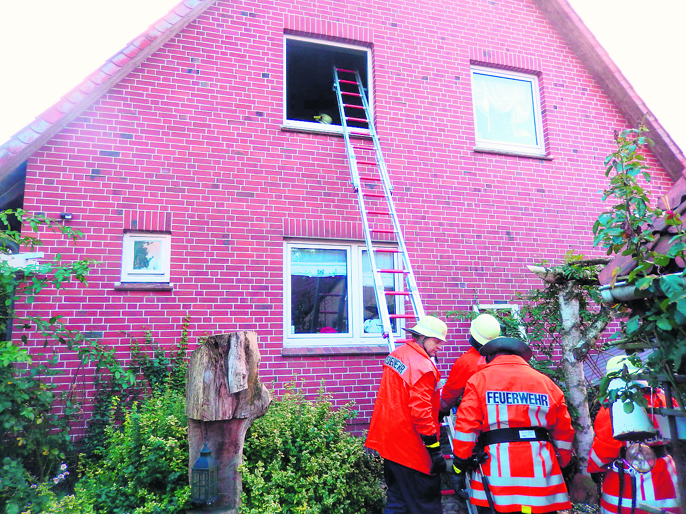 Der Brand brach im Obergeschoss aus, die Polizei ermittelt nun die Ursache