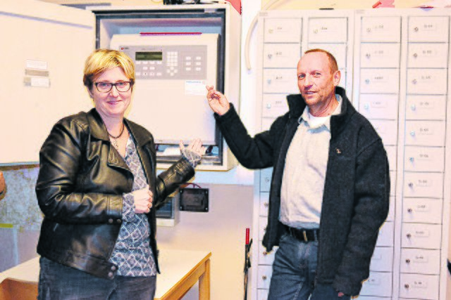 Diana von Elling und Uwe Hillebrecht am Schaltkasten der Brandmelde-Anlage