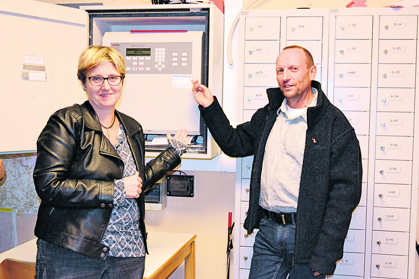 Diana von Elling und Uwe Hillebrecht am Schaltkasten der Brandmelde-Anlage