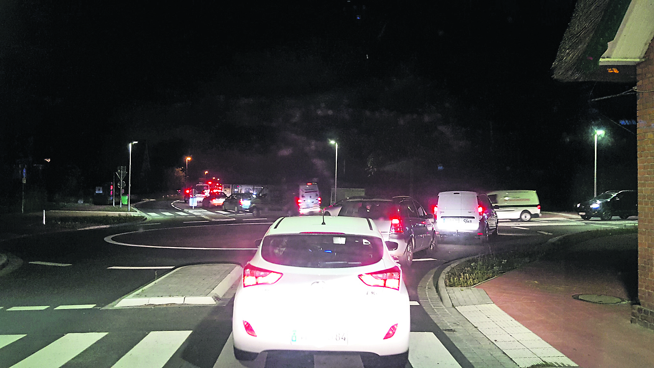 Morgens gegen 6 Uhr am neuen Kreisel in Jork: Blechlawinen