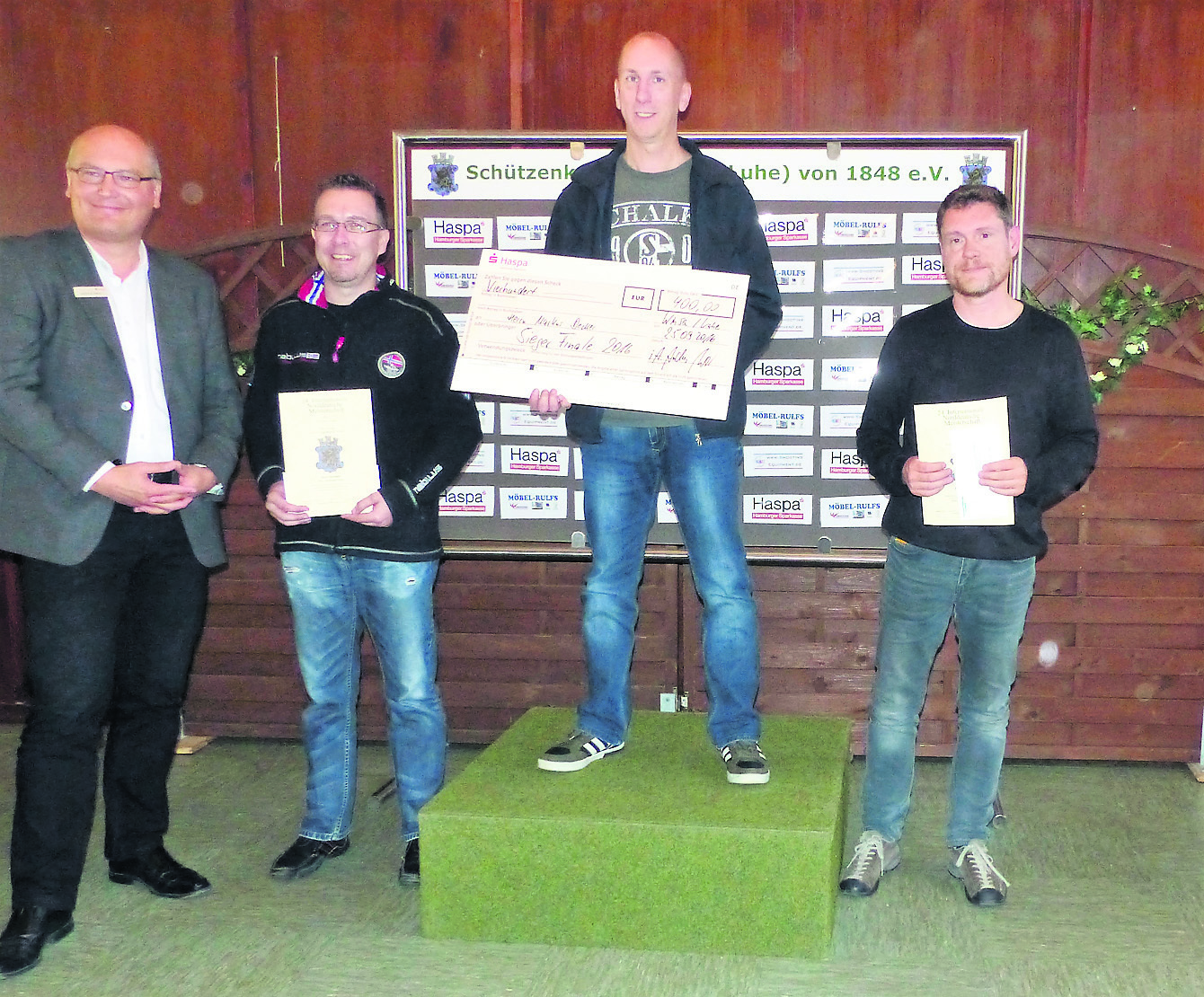 Ehrung der besten Finalisten (v. li.): Winsens Haspa-Geschäftsstellenleiter Andreas Wolter mit Marco Hummler, Markus Decker und Kenneth Nielsen