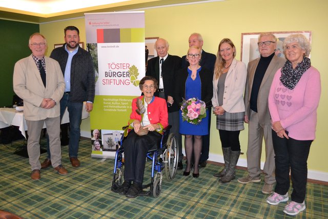 Preisträgerin Alice Schumacher und ihr Mann Claus mit dem Stiftungsrat der Töster Bürgerstiftung (v. li.): Peter Hansen, Till von Rennenkampff, Nadja Weippert,  Burkhard Wessling, Tamara Boos-Wagner, Erwin Becker und Marion Peschko