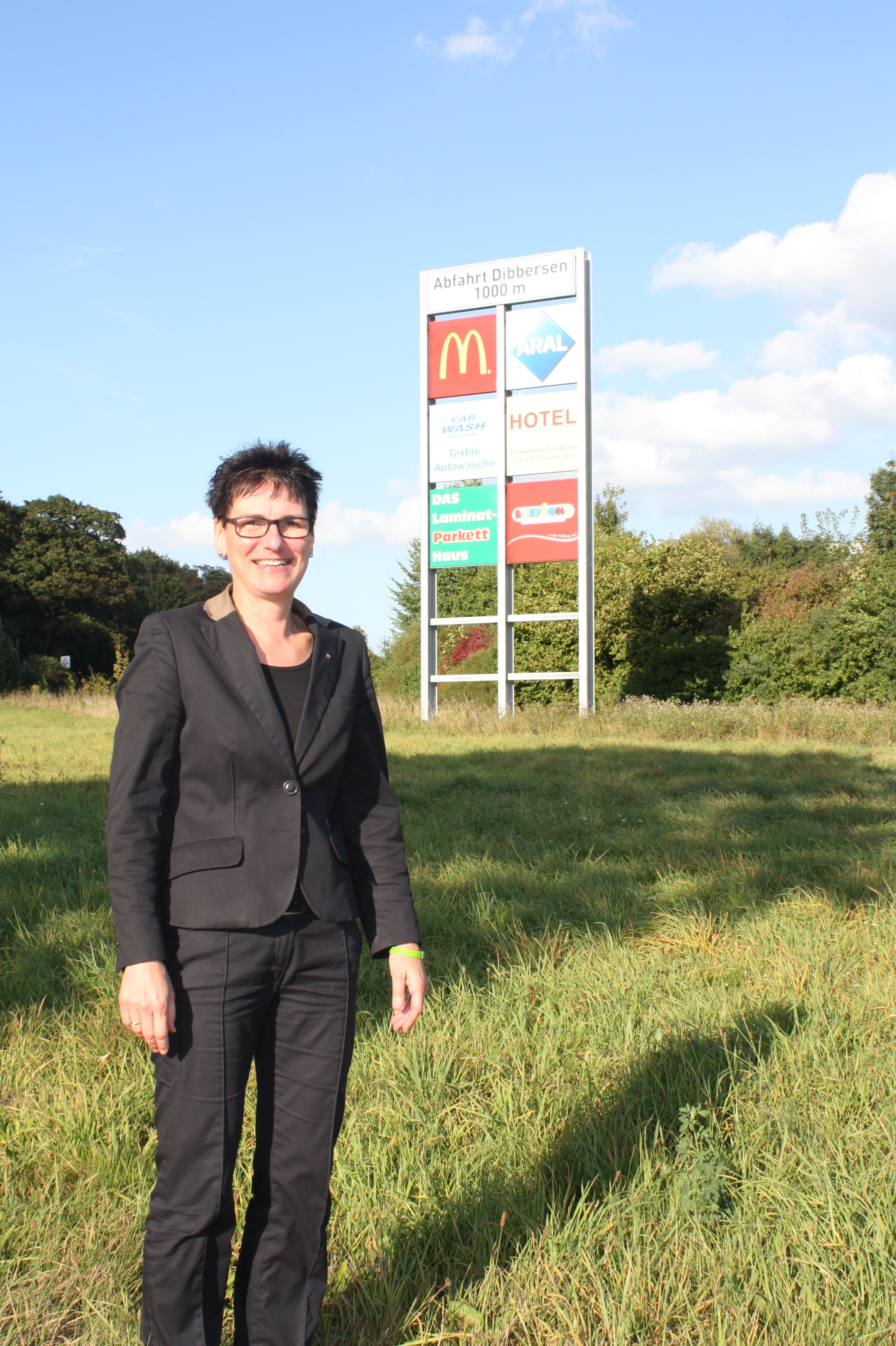 Frauke Petersen-Hanson (McDonald's) vor dem Werbepylon am Nordring