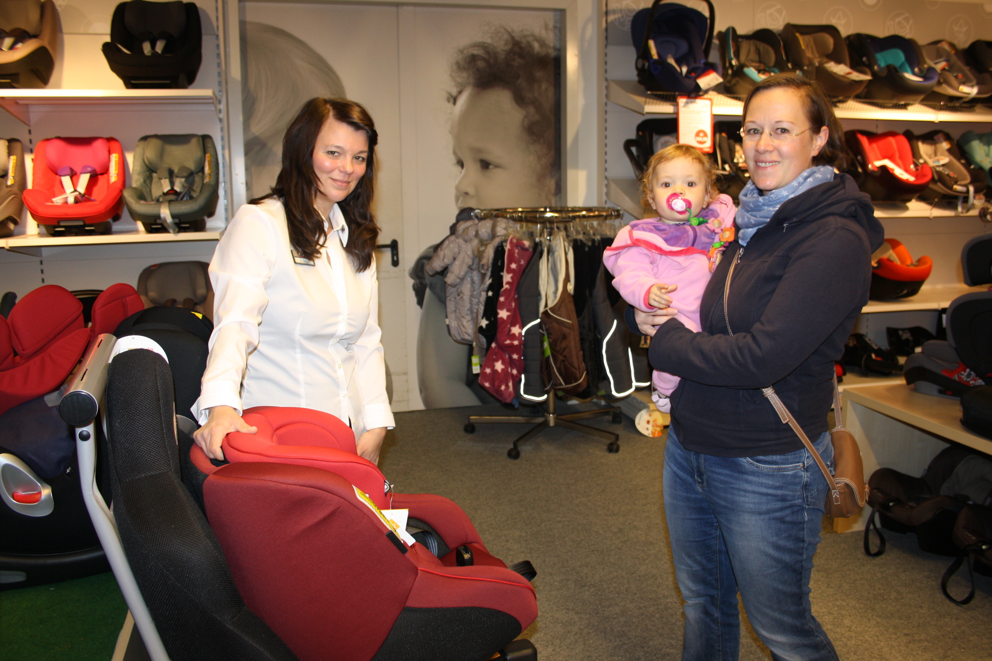 BabyOne-Mitarbeiterin Sarah Seegarz beriet beim Kindersitzkauf