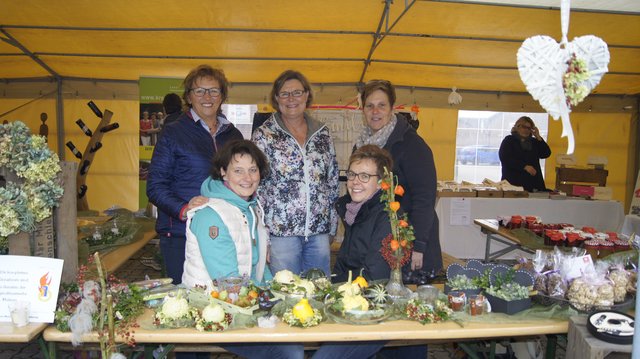 Verkauften Selbstgemachtes: die Landfrauen (v. li.): Margret Heitmann, Ulrike Dieckmann, Christel Gerken, Sandra Lemmermann und Andrea Meyn