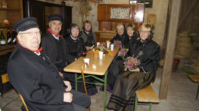 Halten alte Traditionen aufrecht und hatten jede Menge Spaß beim Erntefest: Mitglieder des Heimatvereins