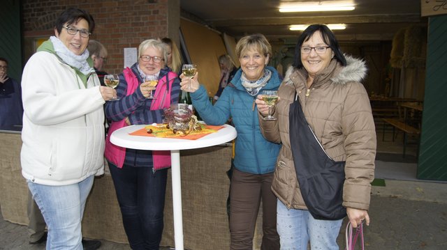 Müssen im kommenden Jahr die Erntekrone "basteln" (v. li.): Sabine Kohn, Rita und Anne-Lore Höft sowie Marktorganisatorin Monika Güldenhaupt vom Frühstücksclub "Mama Mia"