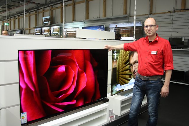Jan Drechsler präsentierte mit diesem OLED das Neueste, was der Fernsehmarkt zu bieten hat