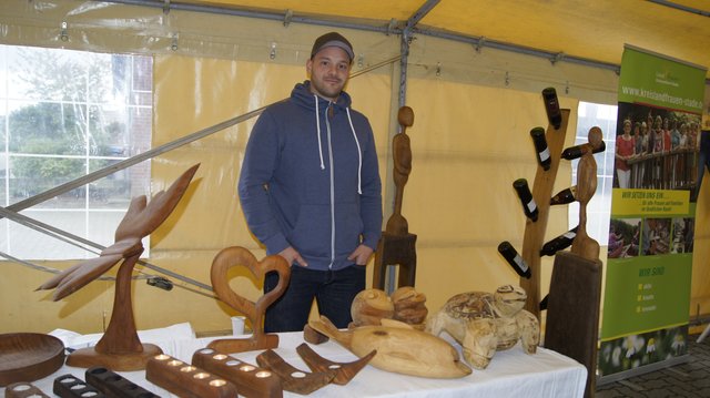 Hobbykünstler Sergej Schander aus Mulsum kam mit Kunstwerken aus Holz zum Erntefest