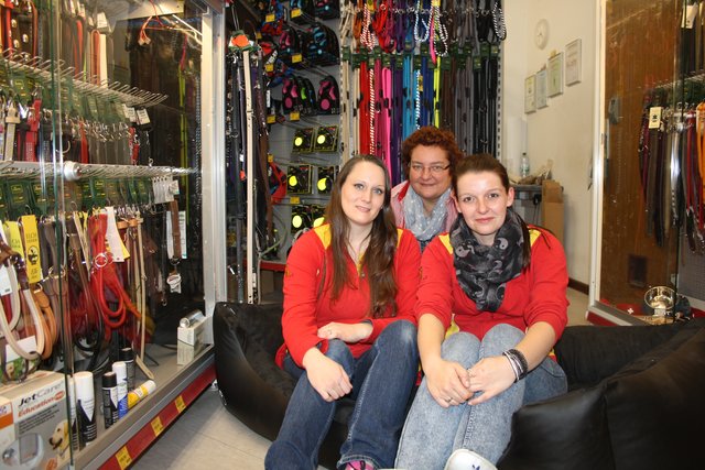 Futterhaus-Chefin Anke Kressien (Mitte) mit den Mitarbeiterinnen Natascha Maatsch und Katharina Dornecker war mit dem verkaufsoffenen Sonntag zufrieden