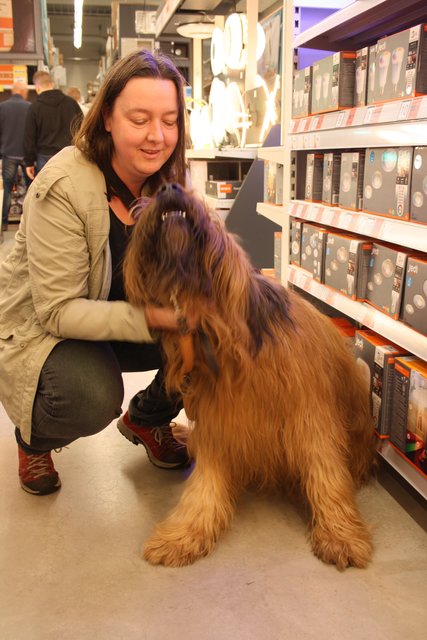 Diana Mehlmann bummelte mit ihrem Hund durch den Obi-Markt