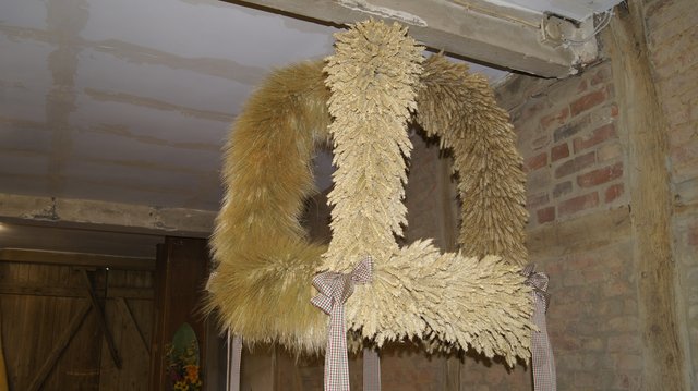 Die Erntekrone besteht aus den vier Getreidesorten Gerste, Weizen, Roggen und Hafer