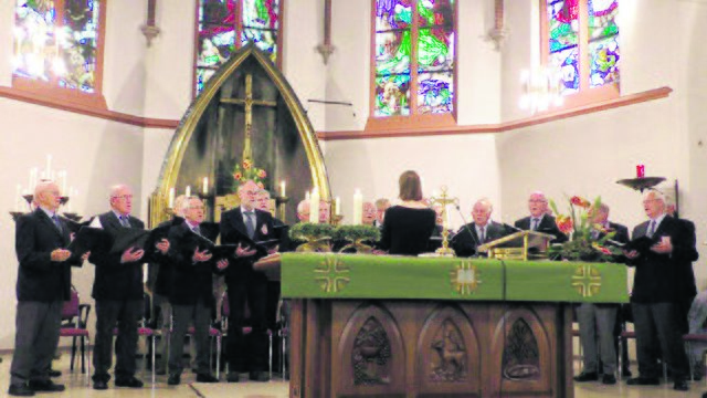 Die Töster Sänger bei ihrem Auftritt in der Kirche in Nijverdal