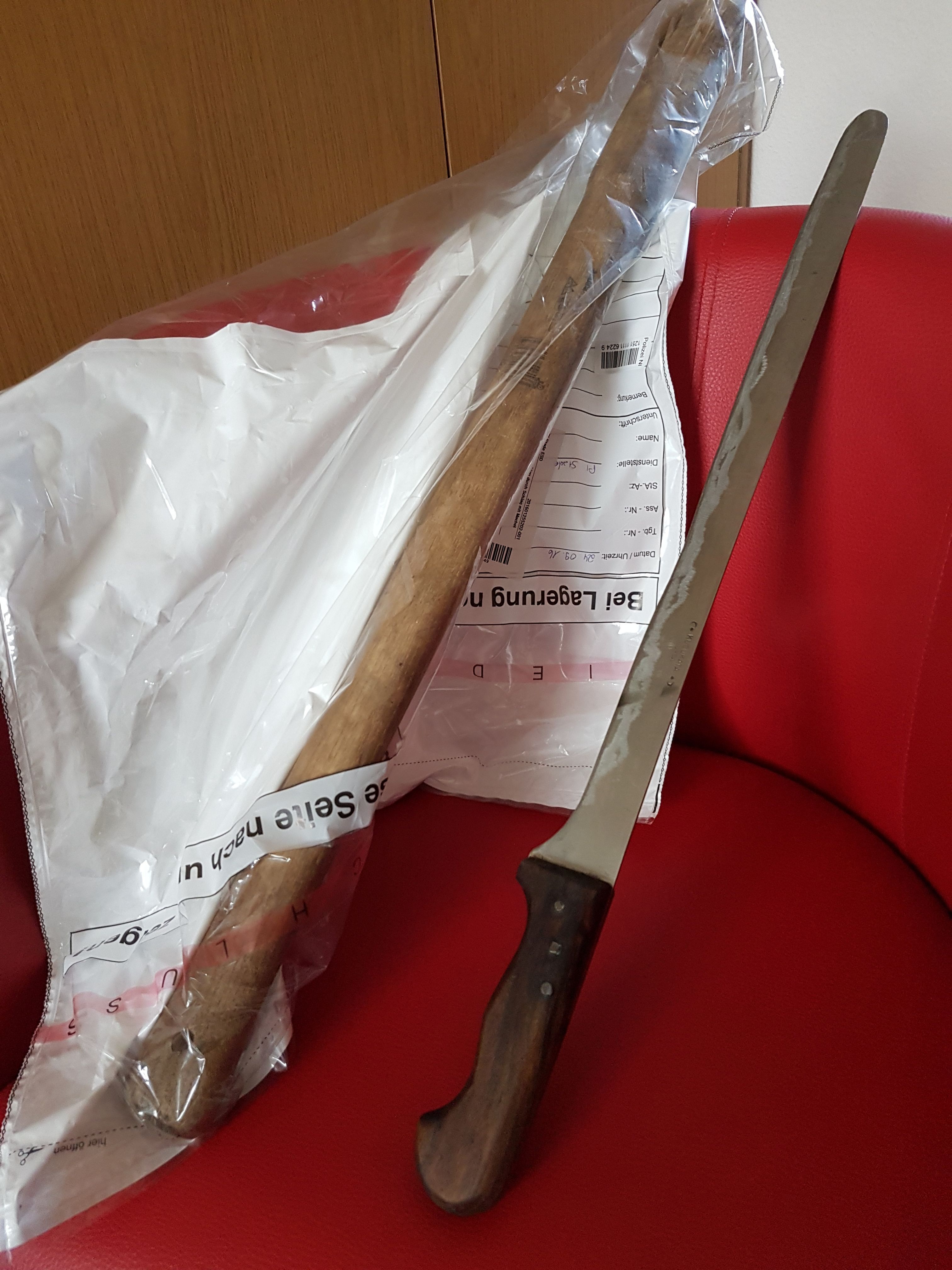 Wer erkennt die Machete und den Holzknüppel, fragt die Polizei