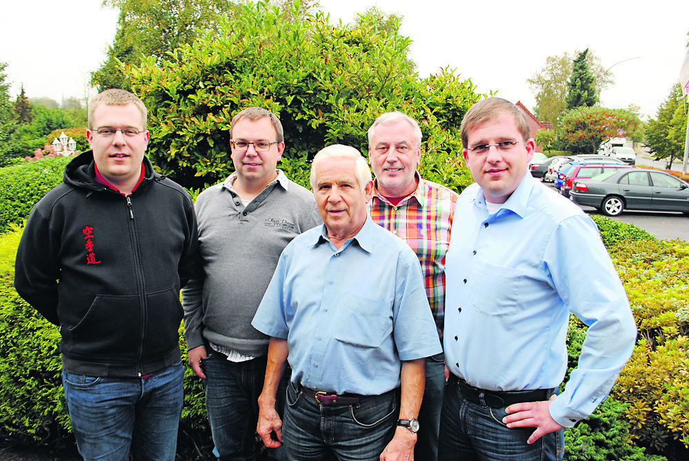 Mit fünf Mitgliedern drittstärkste Kraft im neuen Rat ab November: Wolf Vincent Lübcke (Piraten, v.li.), Johann Hinrich Heinsohn (FDP), Horst Deede (UBLS), Wolfgang Ehlers (FDP) und Hendrik Deede (UBLS)