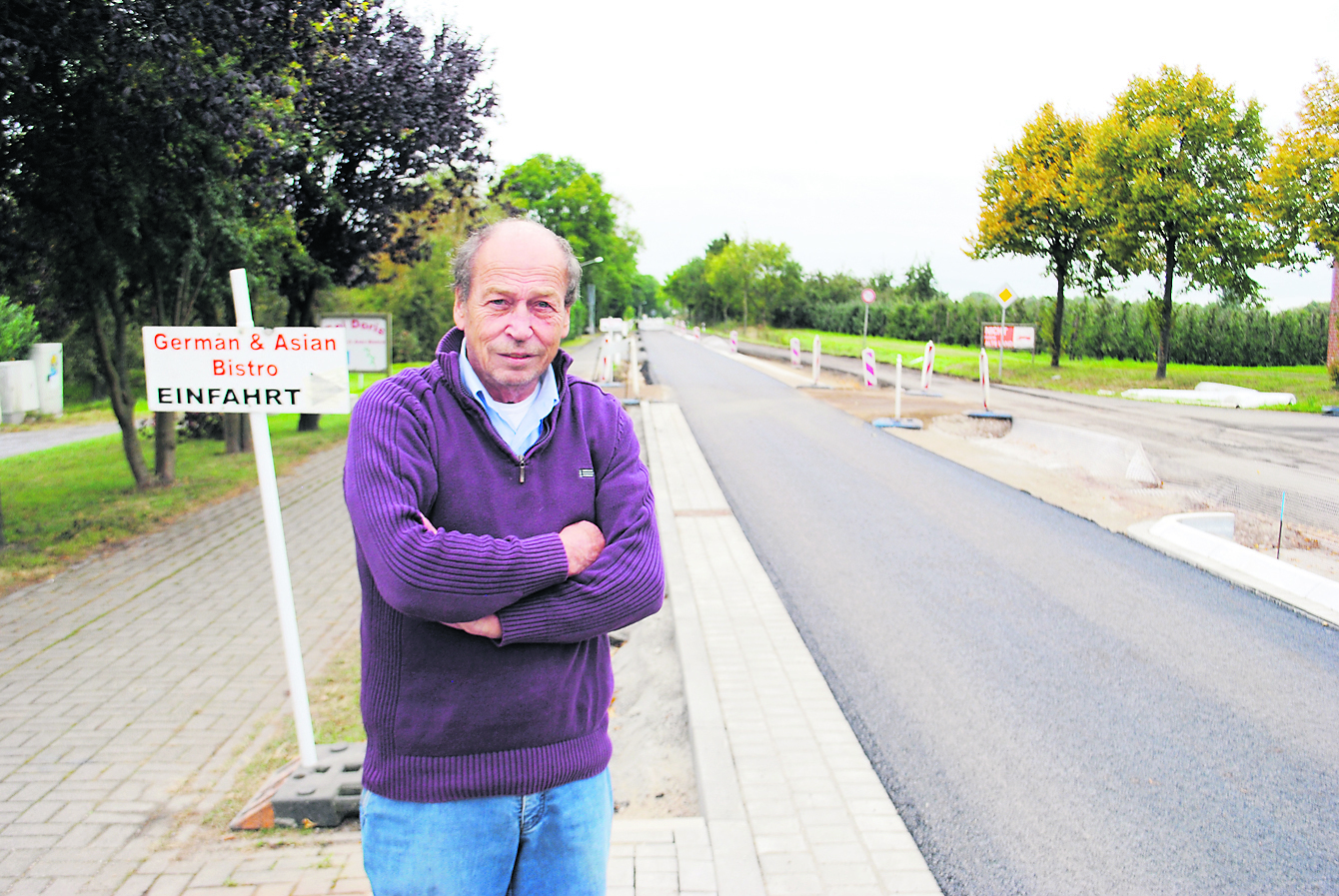 Klaus Ewe ist frustriert. Der Imbissbetreiber hat kaum Kunden aufgrund der Baustelle auf der K39