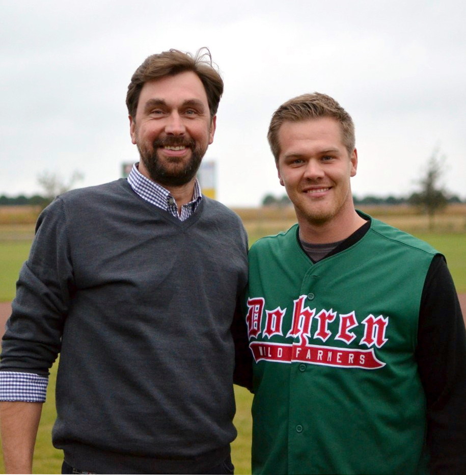Spartenleiter Bernd Sievers (li.) begrüsst Trainer-Neuzugang David Wohlgemuth in Dohren