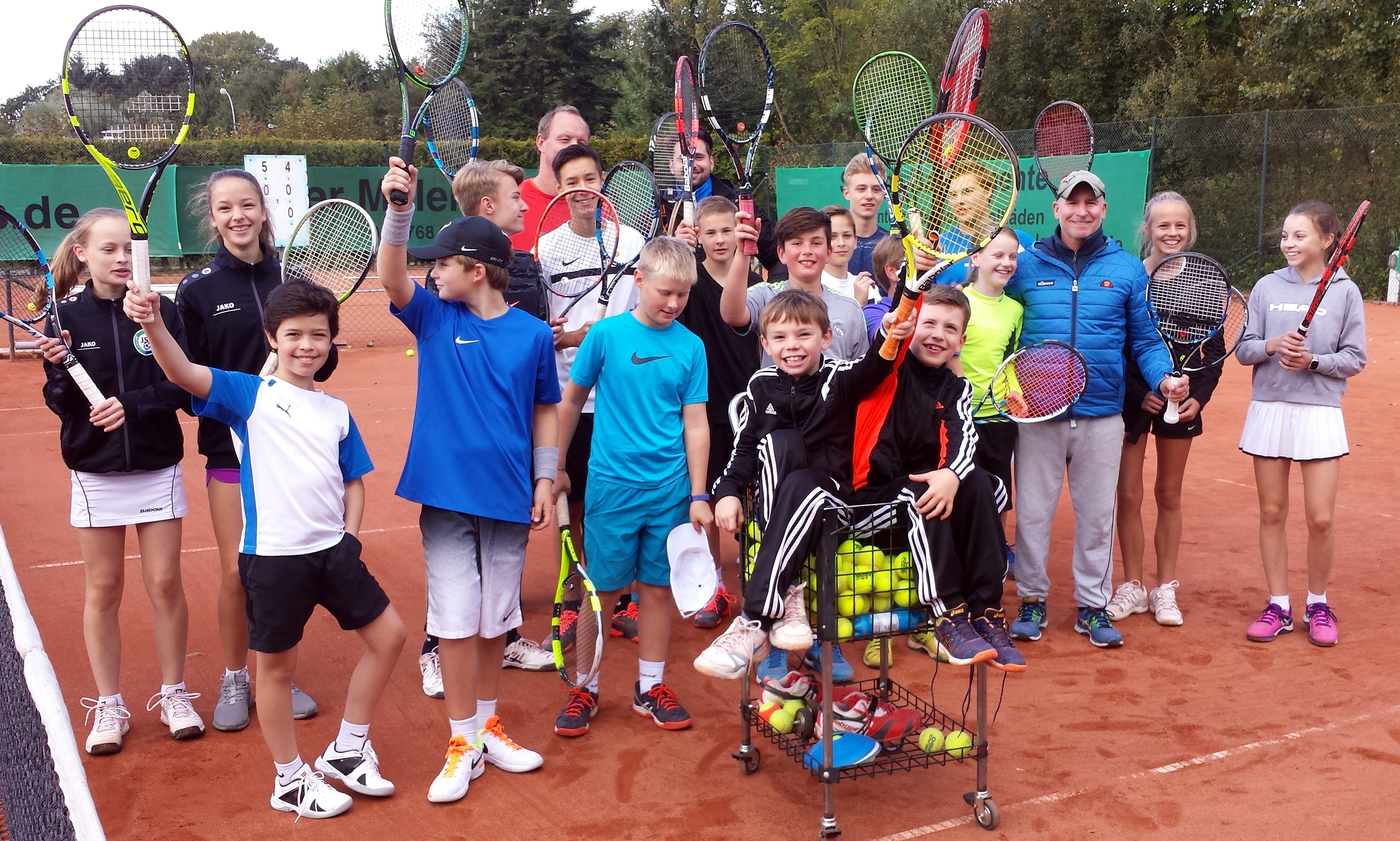 Die begeisterten Jungen und Mädchen mit ihren Trainern auf der Anlage des Hittfelder Tennis Clubs
