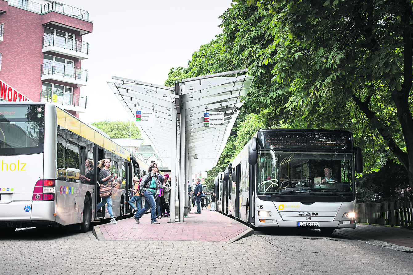 Mitten in Buchholz zentral gelegen:
Am „Treffpunkt“ fahren die Busse ab