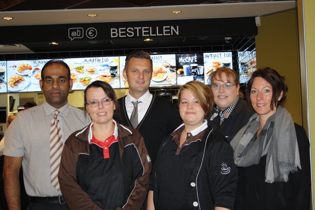 Das Team (v. li.) : Restaurantleiter Ehsan Rajput, Tanja Brehm, Bezirksleiter Oliver Witt, Jennifer Lißner, Dörthe Feddersen und Franchise-Nehmerin Nicole Betzien