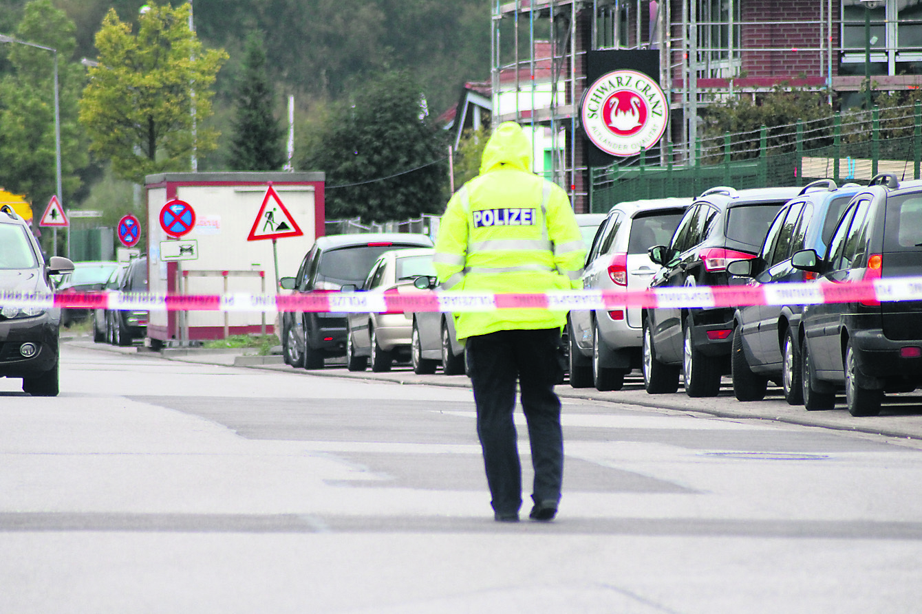 Auch am Donnerstagmorgen wurde die Straße amGelände des Familienunternehmens Schwarz Cranz in Neu Wulmstorf abgesperrt