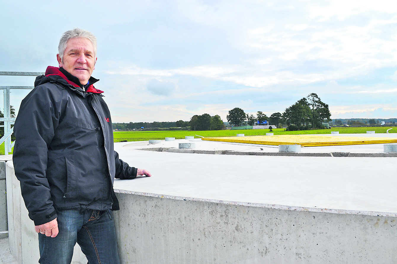 Mathias Beckmann auf einem der Fundamente der Windenergieanlagen in Autobahnnähe