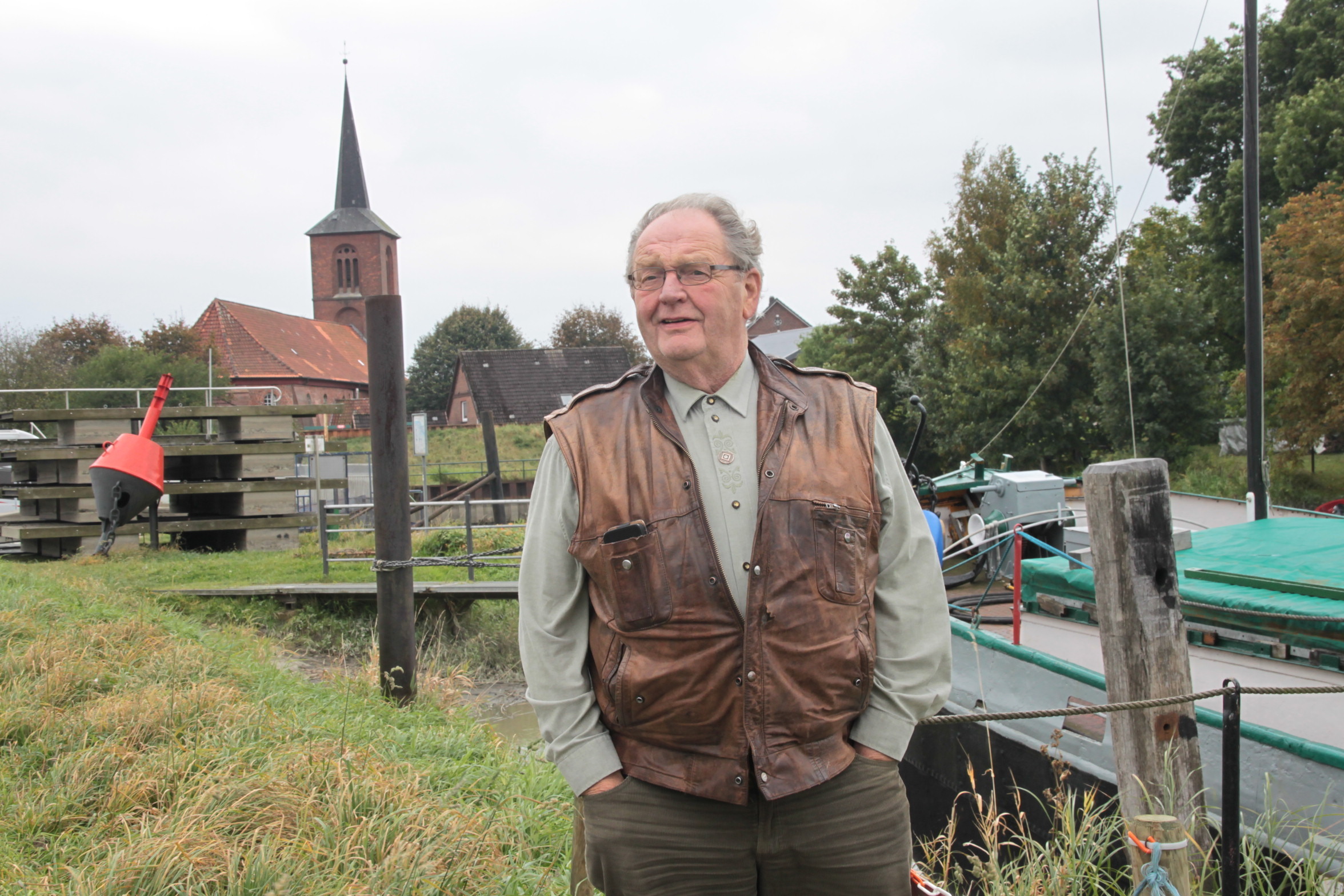 Heimatverbunden und engagiert: Werner Beckermann am Hafen des Elb-Dörfchens Assel