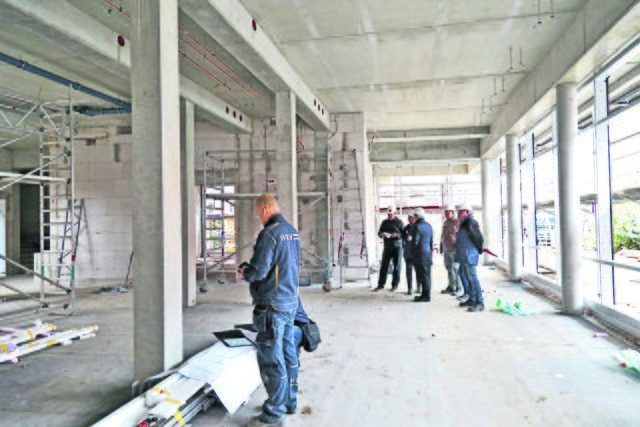 Der Haupteingang befindet sich künftig im Anbau. Das Foyer mit Bürgerbüro (160 Quadratmeter) hat extra hohe Decken, ist voll verglast und wird dadurch offen, transparent und bürgernah wirken. Neu ist die Barrierefreiheit in allen Abteilungen des Kreishauses dank des Fahrstuhls im Anbau. Das Gebäude „Am Sande 4“ war bisher nicht behindertengerecht