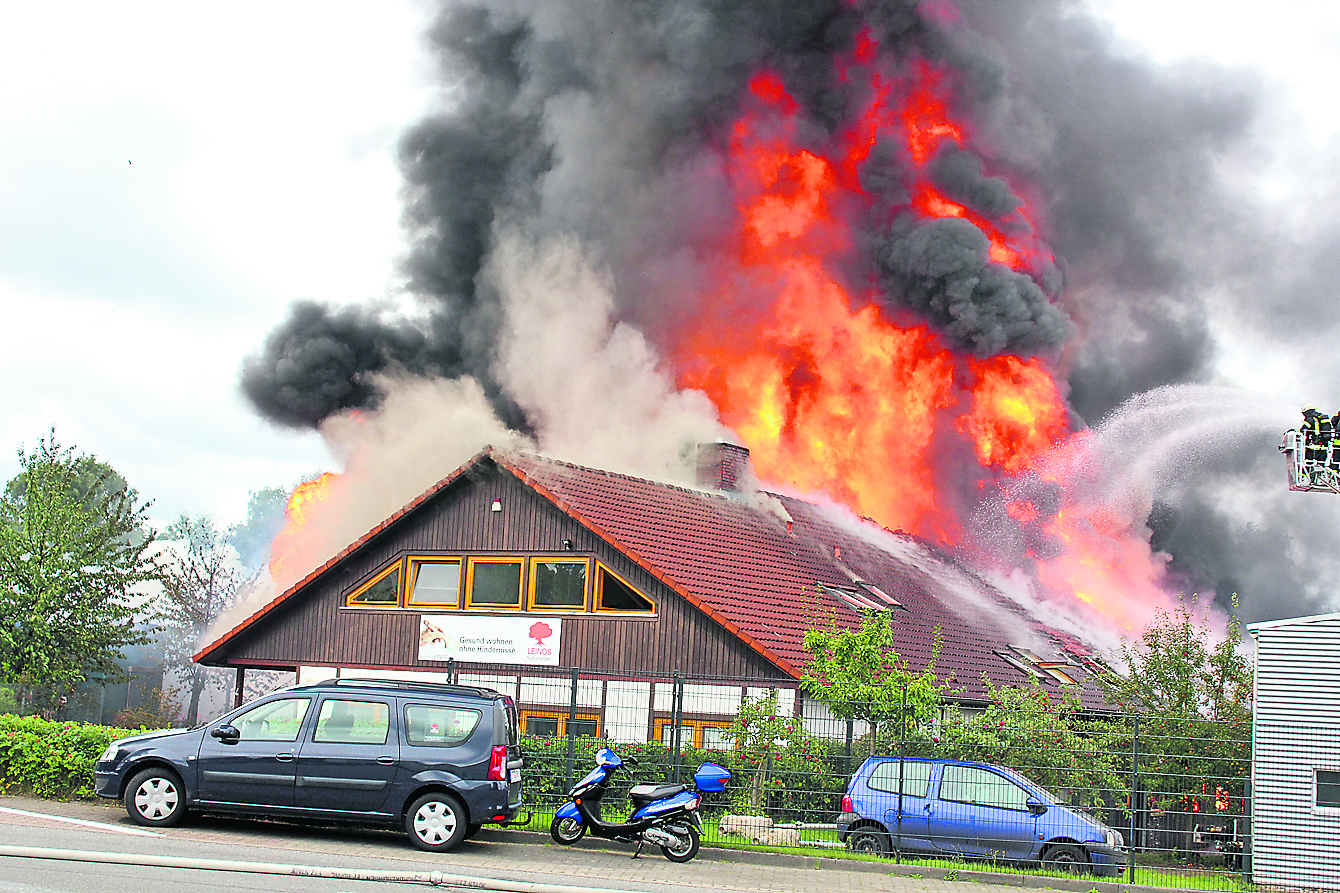 Ein verheerendes Feuer, dem zwei Betriebsgebäude zum Opfer fielen