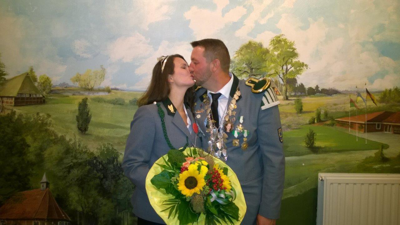 Ein Kuss auf den Erfolg: Vizekönig Christian Baasch mit Ehefrau Sandra