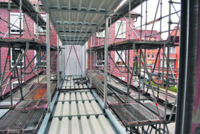 Der neue Trakt wird mit dem alten 1950er-Jahre-Bau des Haupthauses über eine verglaste Brücke im ersten und zweiten Stock verbunden