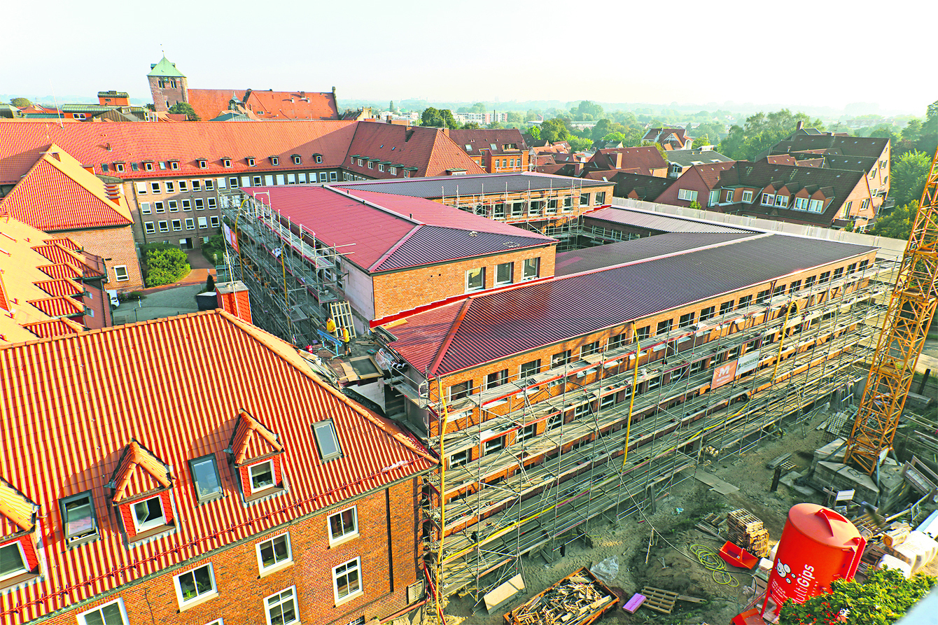 Der Bau vor wenigen Tagen vom Staatsarchiv aus fotografiert: Laut Gestaltungssatzung der Stadt Stade muss das Dach in roter Farbe eingedeckt werden.
Der Innenhof wird begehbar sein