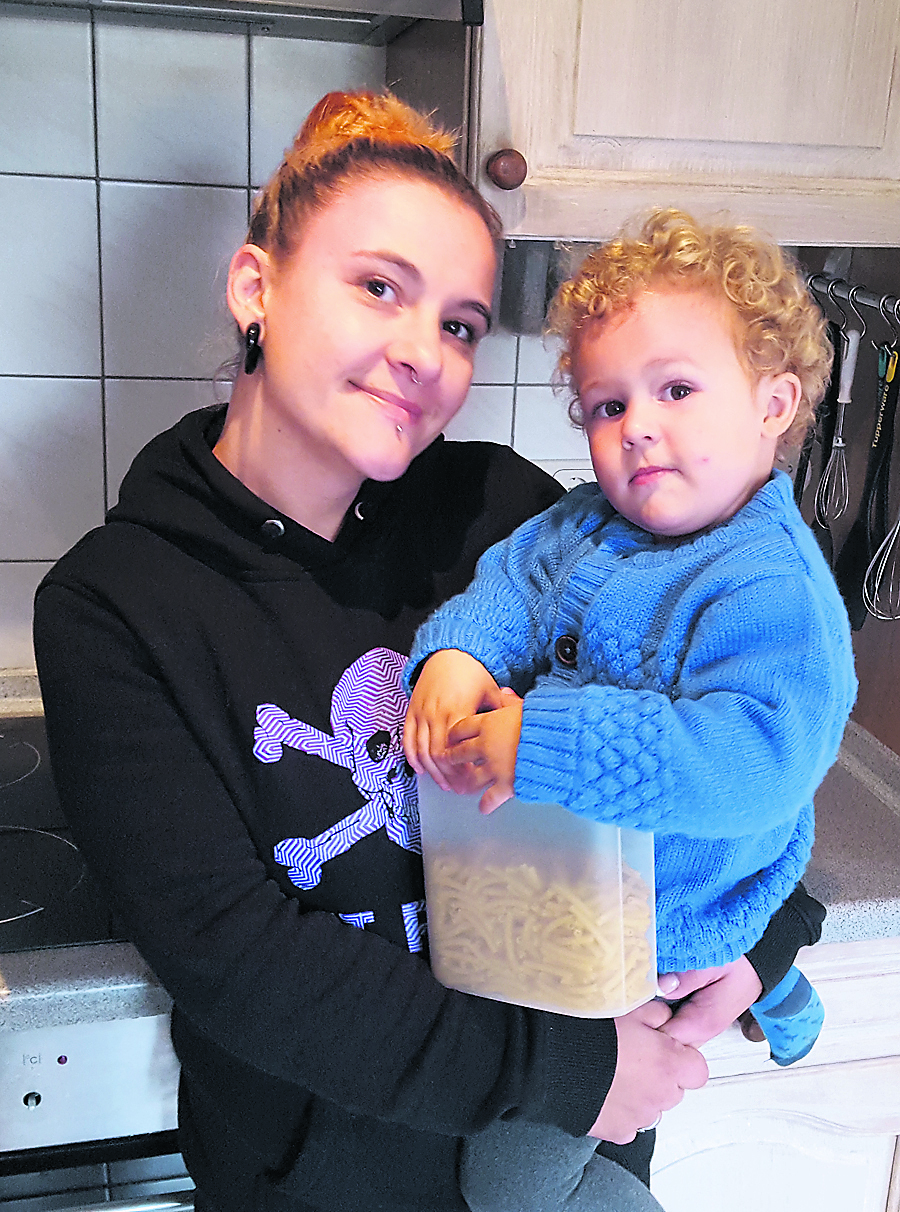 Maria Gross mit Eddy sagt den drei Rettern Danke
