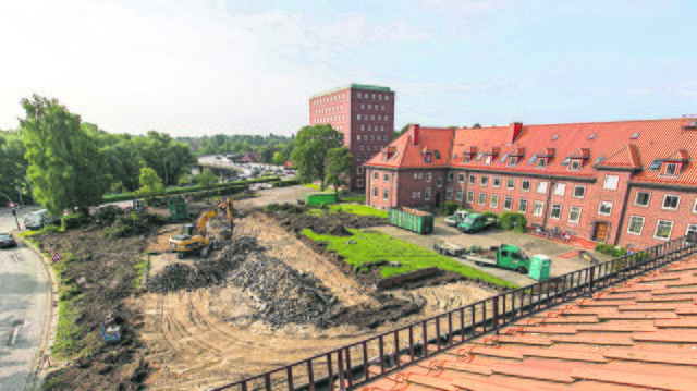 So sah das Baufeld im August 2015 aus. Grundsteinlegung feierte der Landkreis im Dezember 2015, im Juli 2016 war Richtfest und im Mai 2017 soll der Umzug beginnen