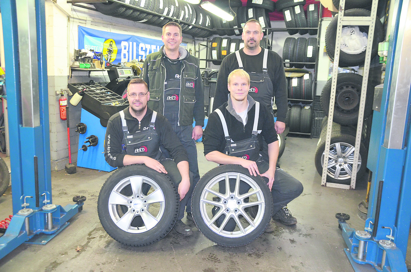 Das Team von „A.K.M.“: Dennis Könecke (vorne li.),
Marco Kenklys (vorne re.), Marco Rösicke (hinten li.)
und Marcus Bischoff. Es fehlt Uwe Schirrmacher