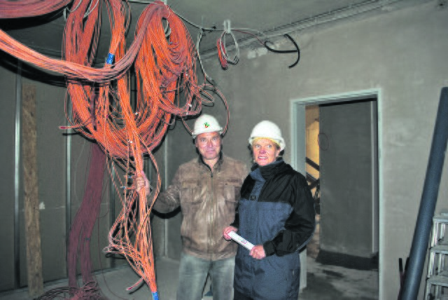 Tausende Kilometer Kabel werden im neuen Kreishaus verlegt. Projektleiter Thomas Rosenow (Firma „Lindemann“) und Petra Schlichting vom Kreis