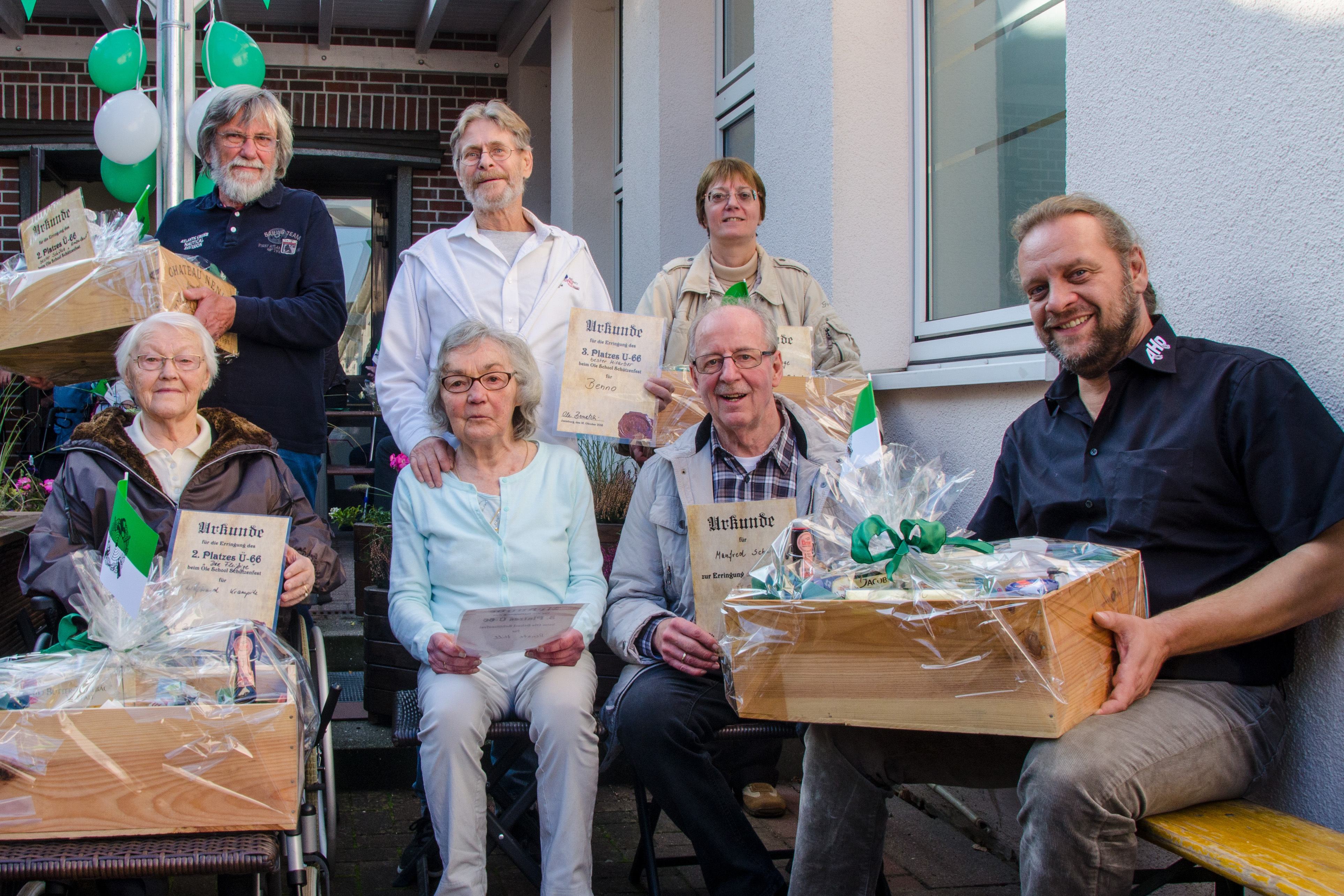 AHD-Chef Ole Bernatzki (re.) gratulierte den erfolgreichen Schützen: Ernst-August Matthies (stehend, v. li.), Benno Pieciak, Christine Lange, Waltraud Krampitz (sitzend, v. li.), Renate Hill und Manfred Schwark